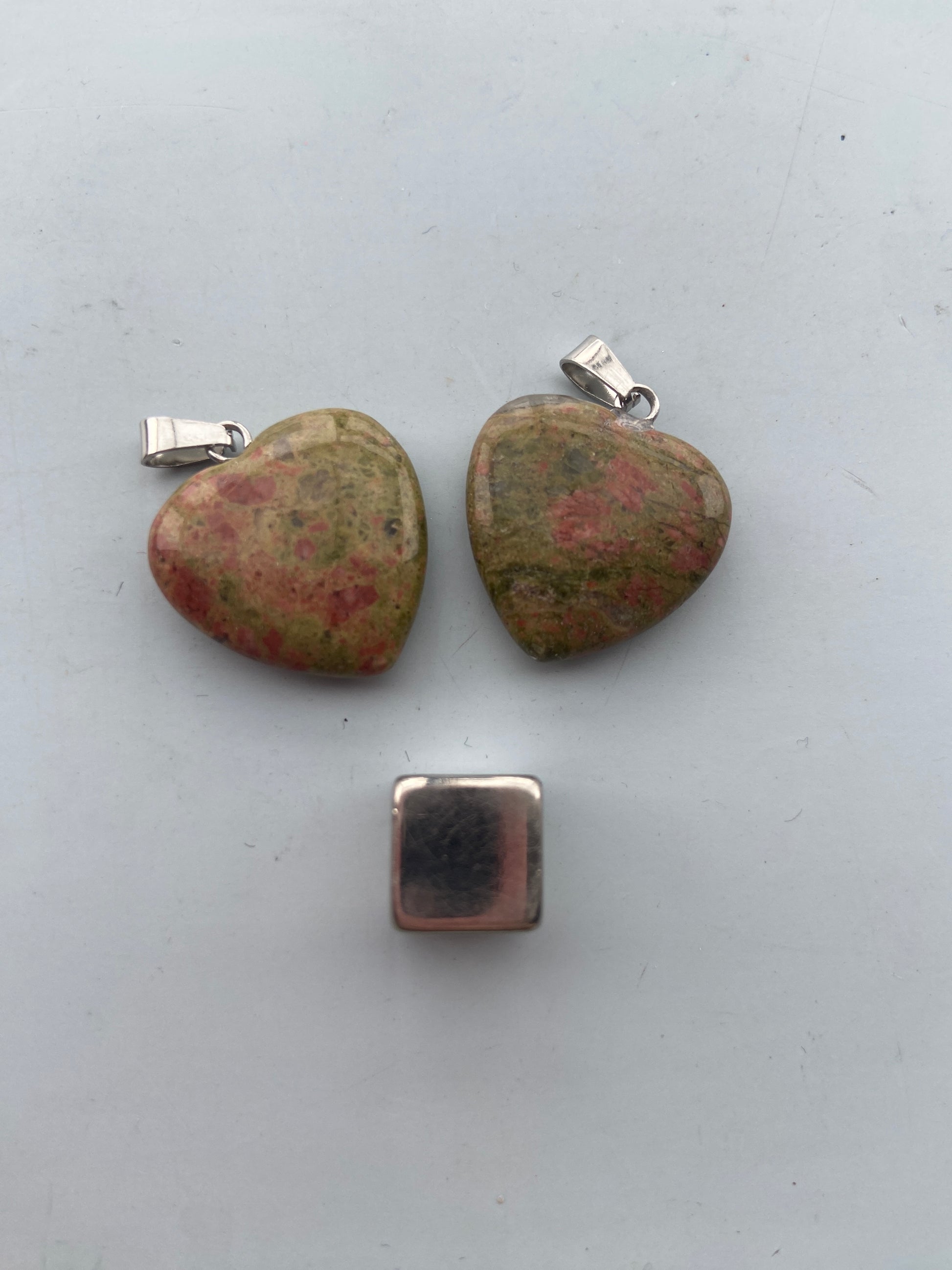 Unakite – arbejder med rod- og hjertechakra for balance og tryghed.