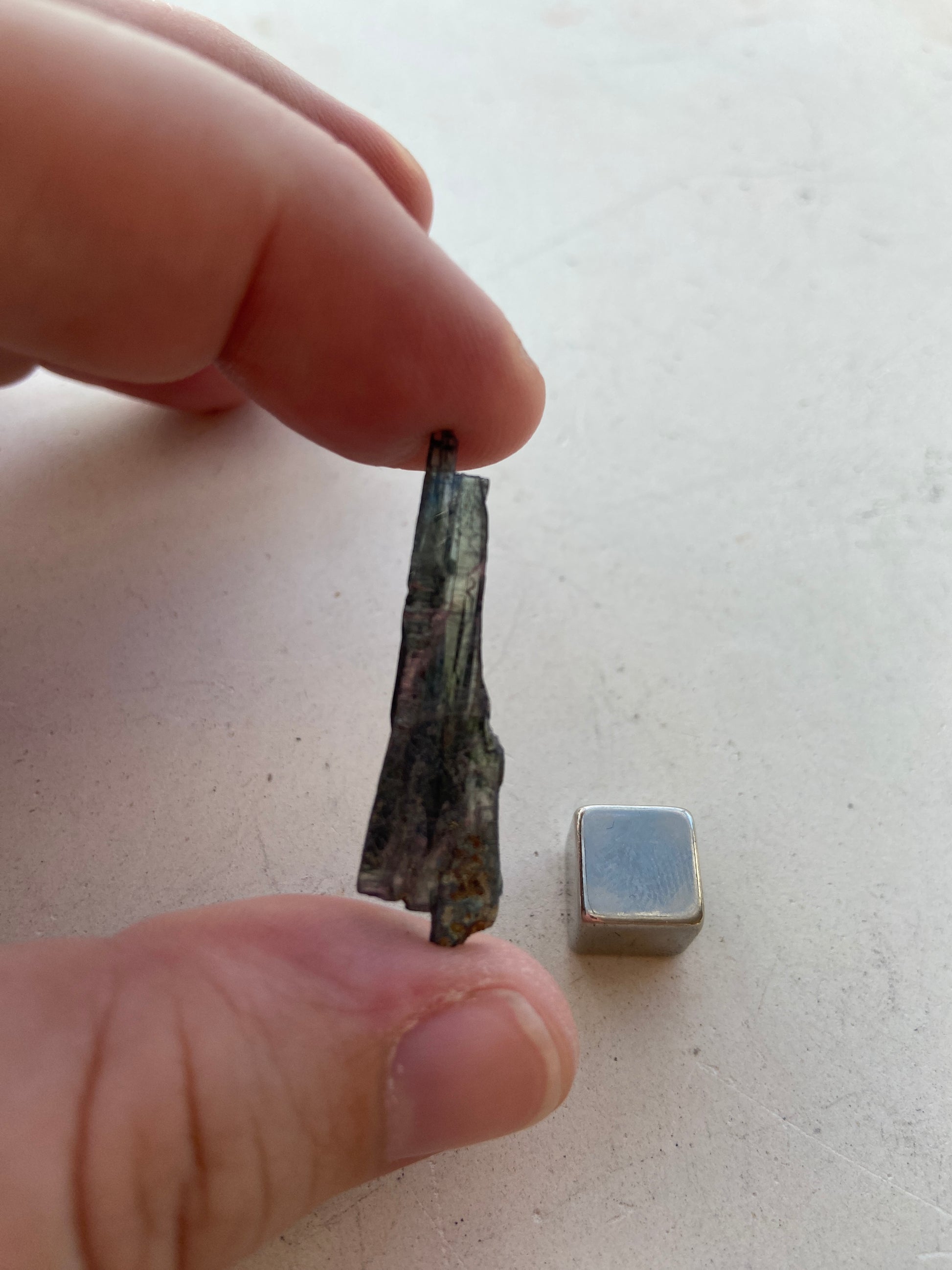 Vivianit – blågrøn krystal, der styrker indsigt, intuition og sjælelig klarhed.