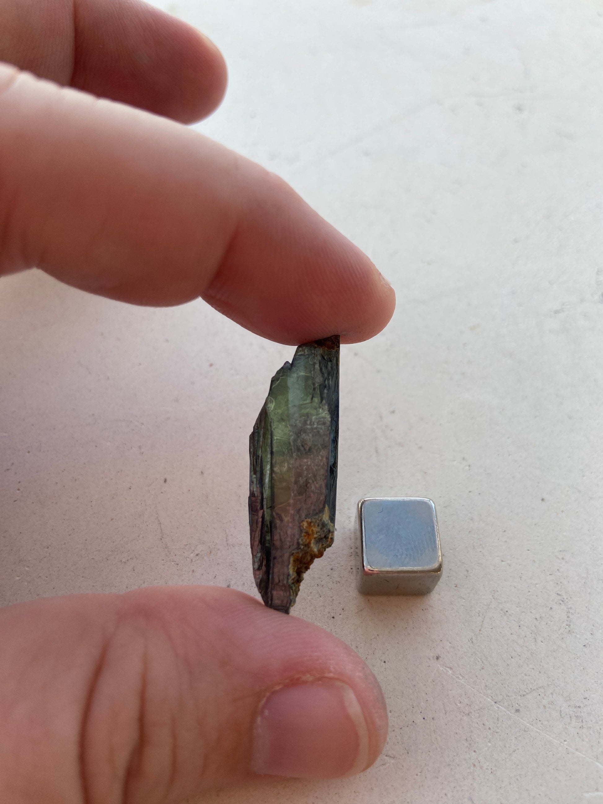 Vivianit – unik krystal kendt for sit blågrønne farveskift i lys.