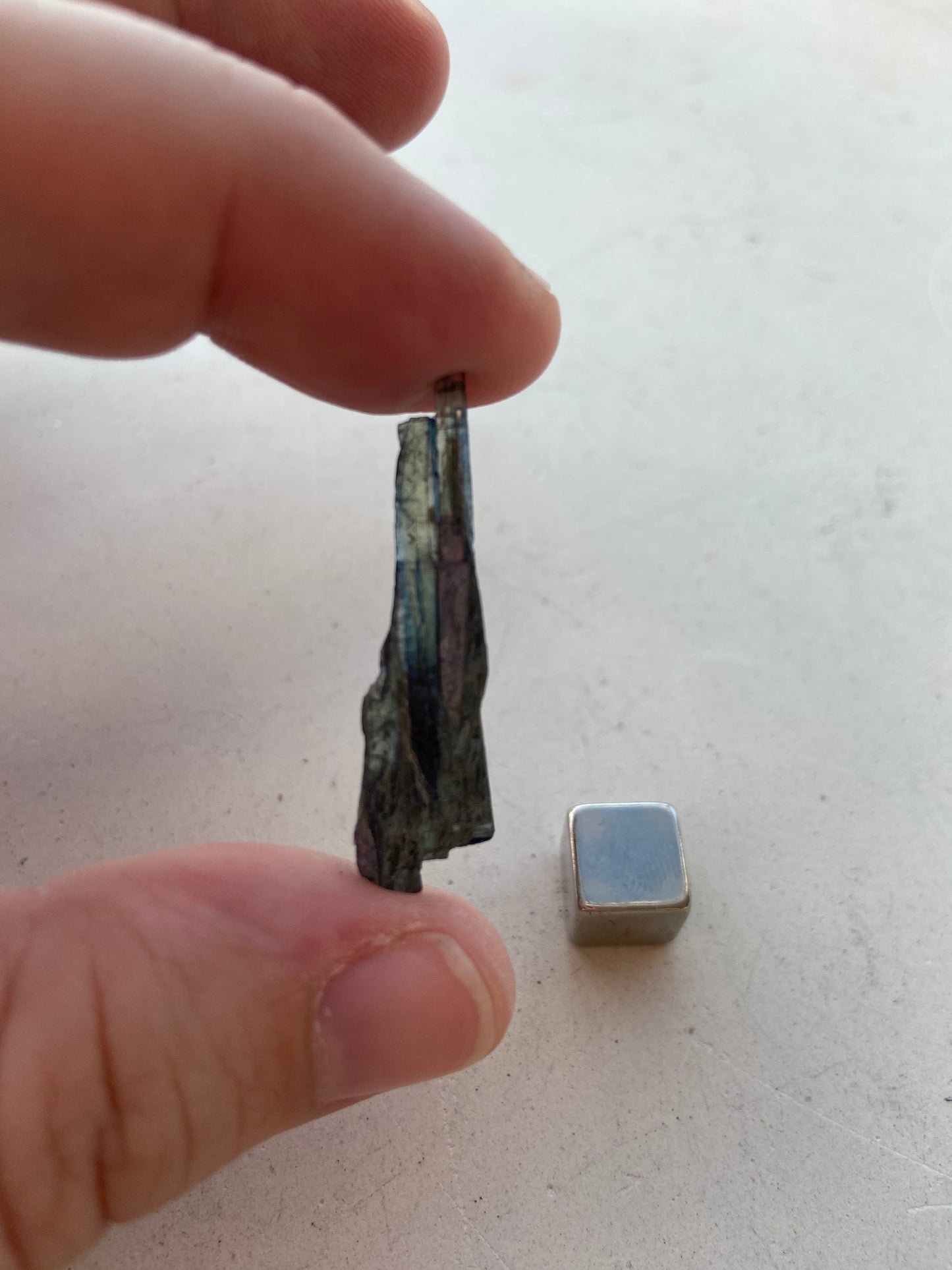 Vivianite stone – aktiverer hjertechakraet og det tredje øje.