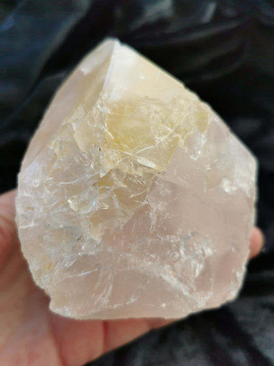 Rose quartz with Golden Healer Halvrå