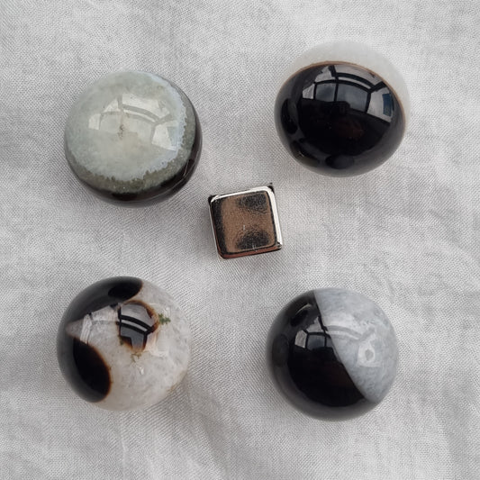 Agate Black with white quartz - sphere