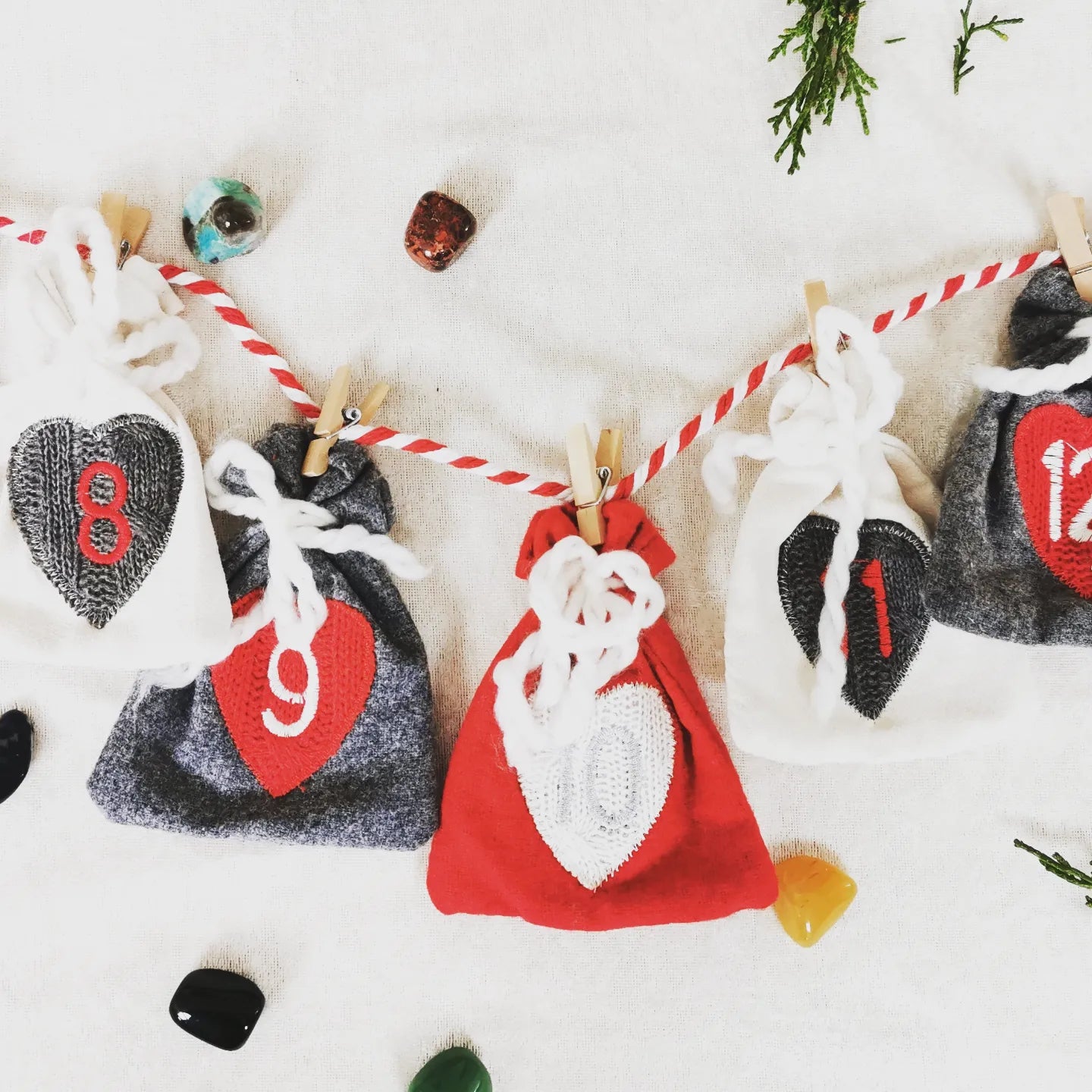 Krystal Christmas calendar w/pocket stone - fabric bags for hanging