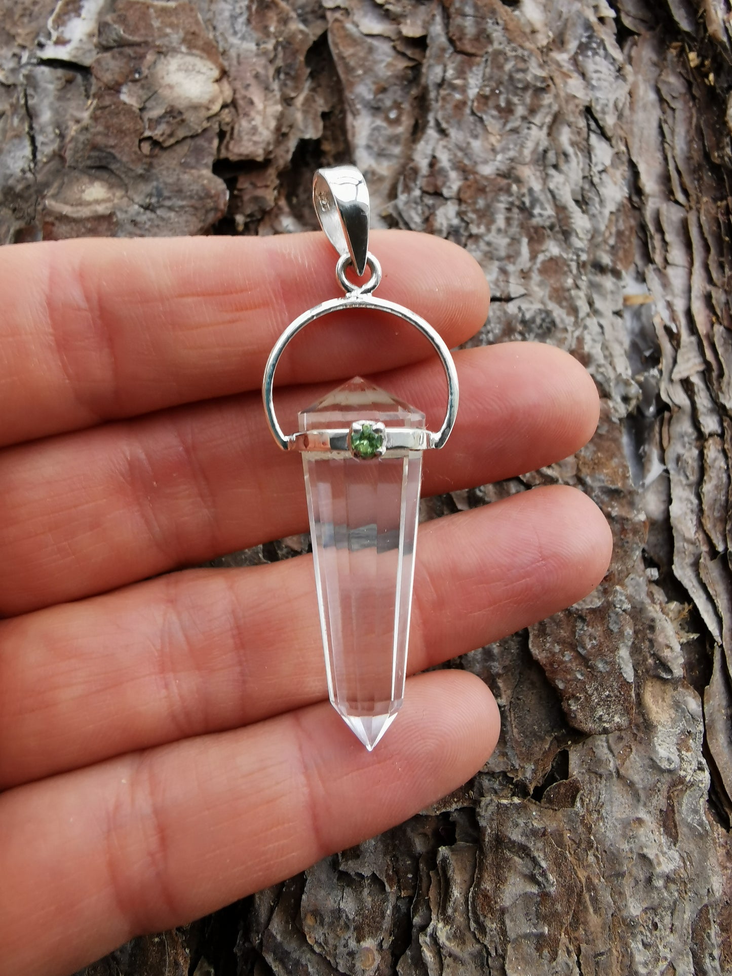 Rock crystal pendant with chrysolite crystal