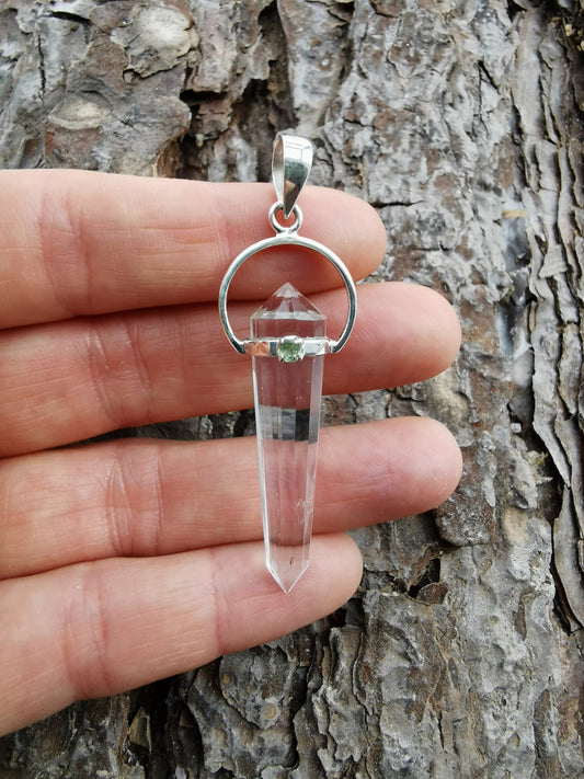 Rock crystal pendant with chrysolite crystal