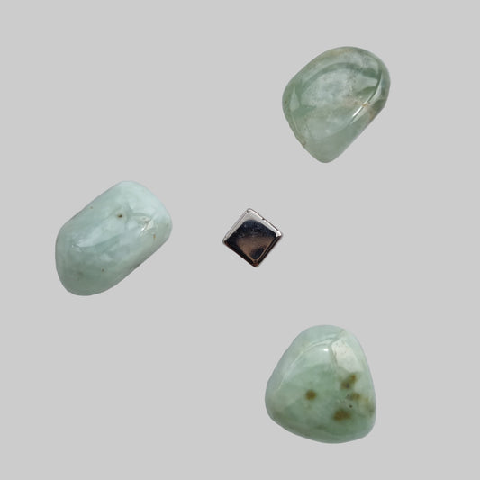 Prehnit krystal – styrker åndelig kommunikation, kontakt med engle og indre fred; hjerte- og kronechakra sten, der bringer ro og visioner